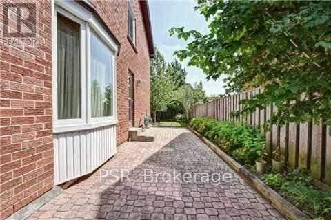 Photo 2 of 813 Willowbank Trail, Mississauga ON