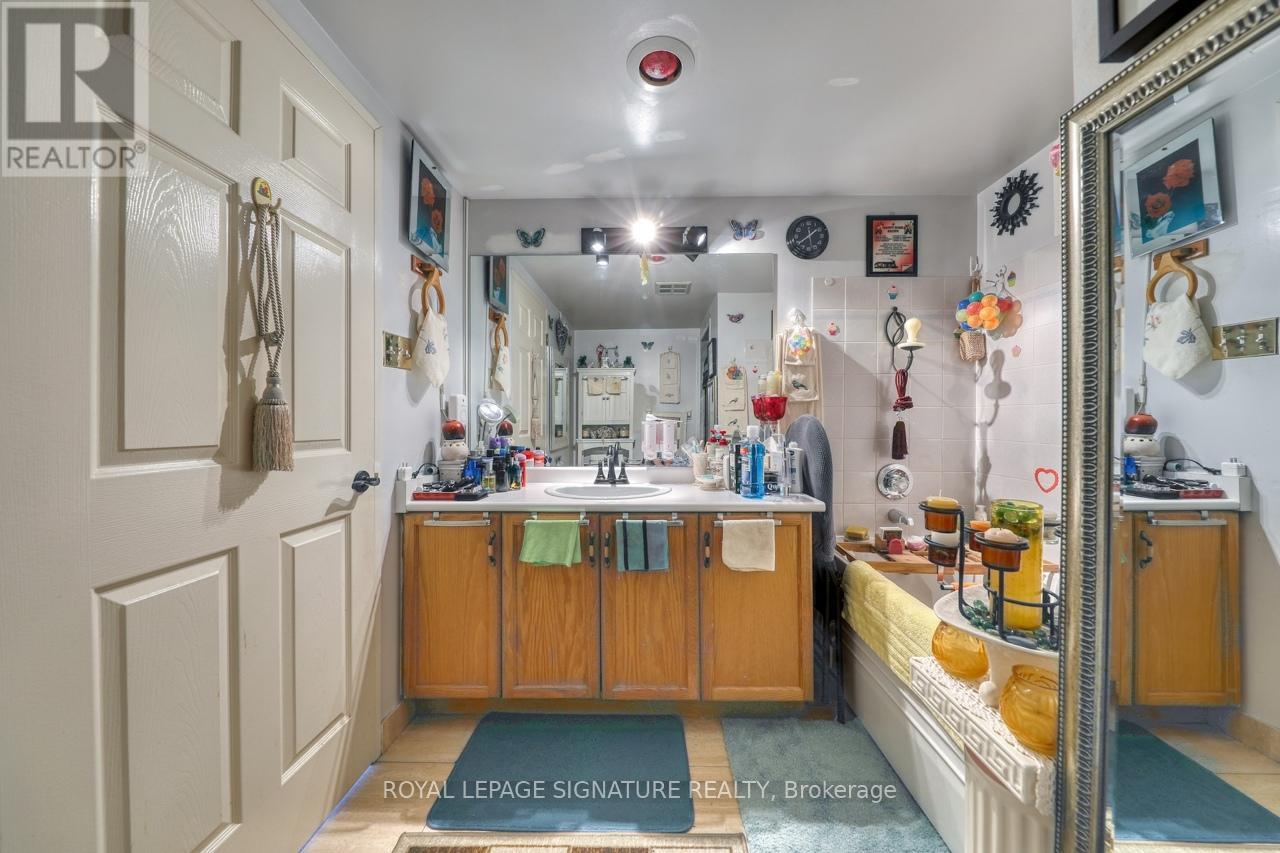 Photo 5 of 904 6 Humberline Drive, Toronto ON
