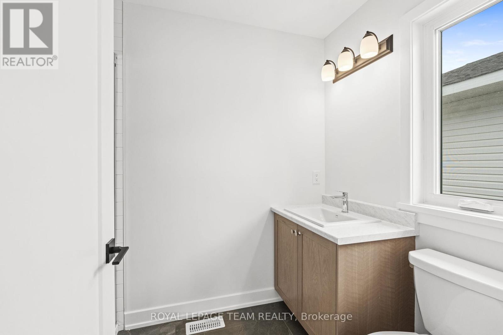 Photo 11 of 1020 Moore Street, Brockville ON