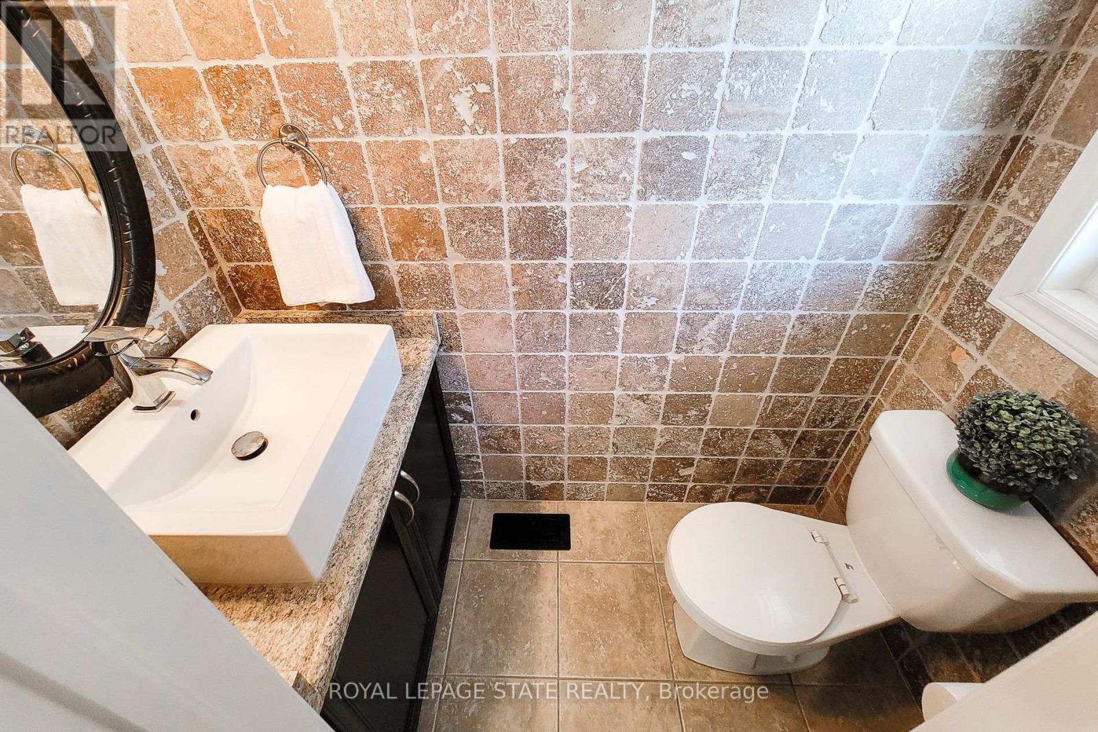 Photo 14 of 110 Marina Point Crescent, Hamilton ON