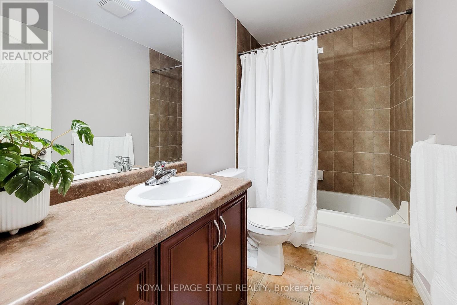 Photo 8 of 110 Marina Point Crescent, Hamilton ON