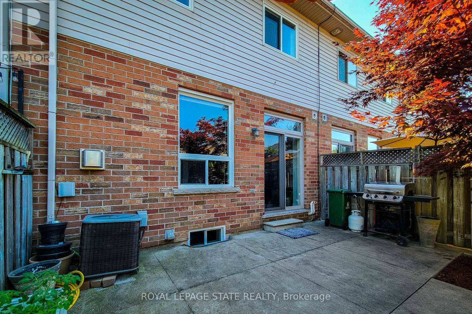 Photo 19 of 110 Marina Point Crescent, Hamilton ON