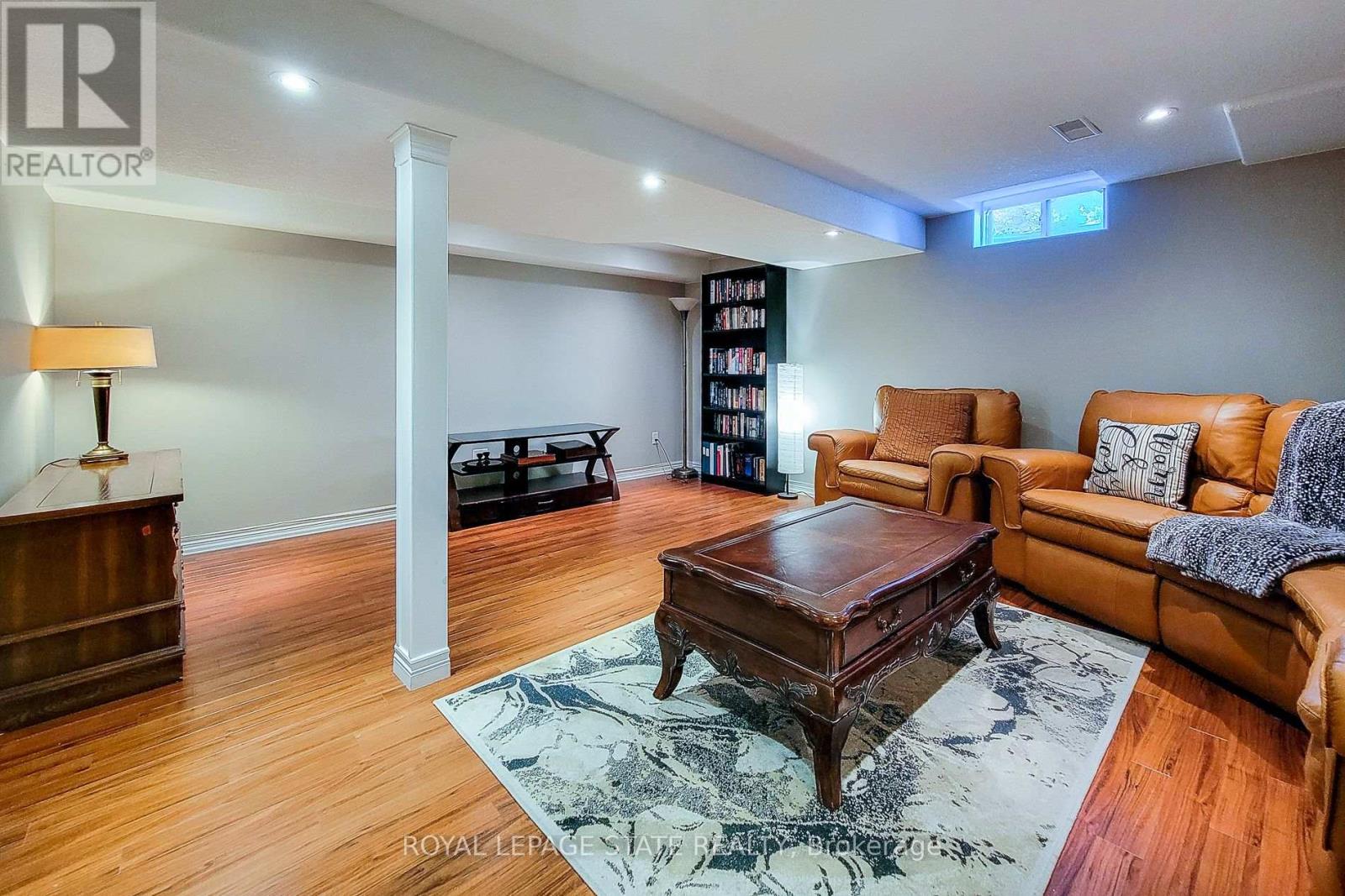 Photo 3 of 110 Marina Point Crescent, Hamilton ON