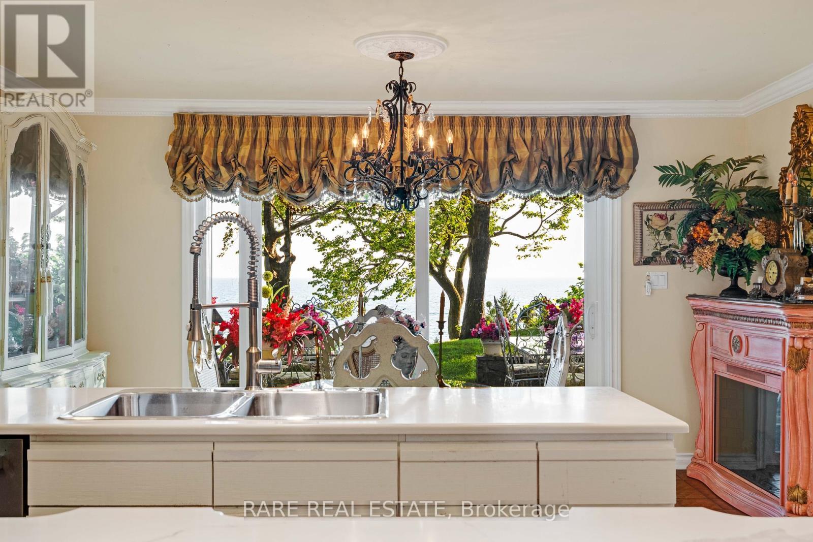 Photo 2 of 735 Lakeshore Road E, Port Colborne ON