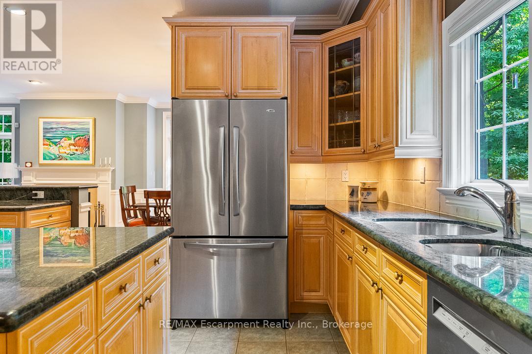 Photo 7 of 16 2303 Hill Ridge Court, Oakville ON