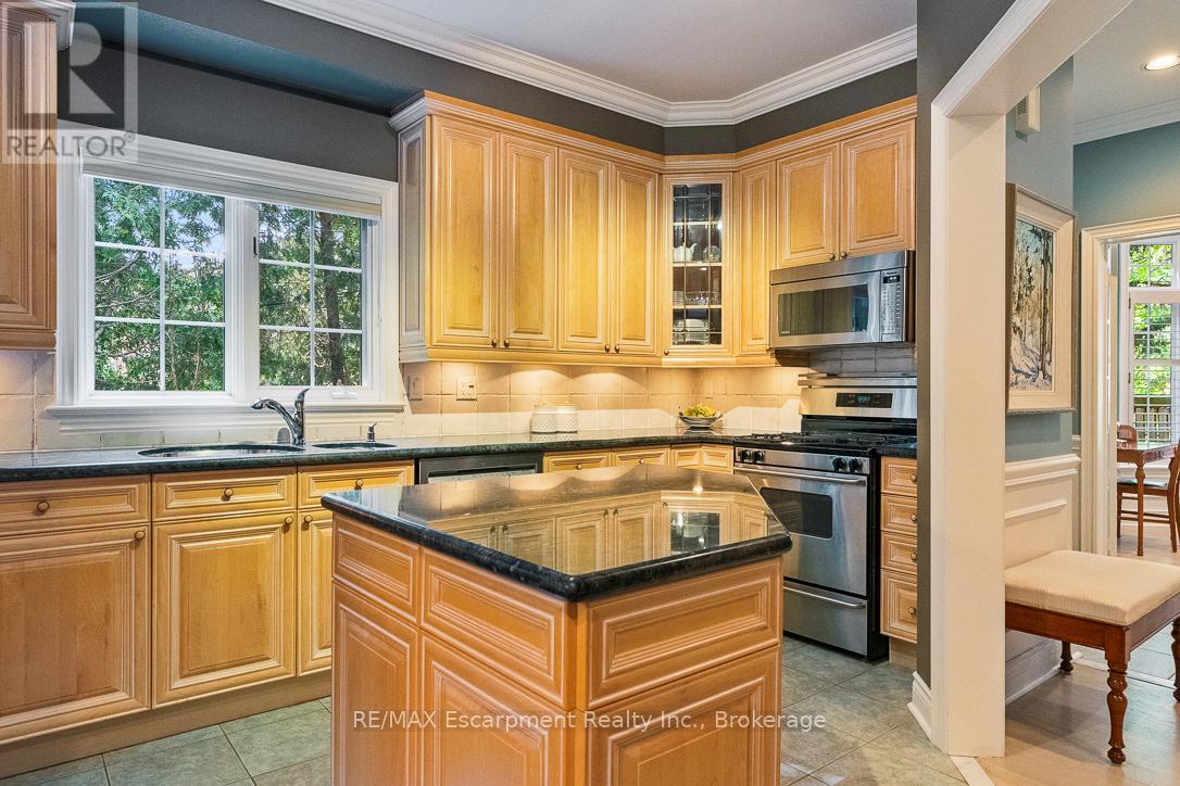Photo 8 of 16 2303 Hill Ridge Court, Oakville ON