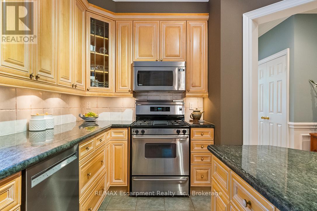 Photo 9 of 16 2303 Hill Ridge Court, Oakville ON