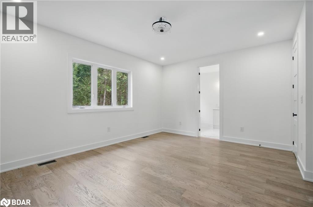 Photo 26 of 48 Iroquois Crescent, Tiny ON