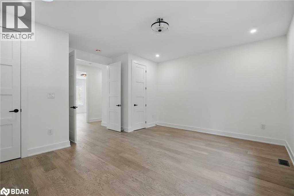 Photo 27 of 48 Iroquois Crescent, Tiny ON