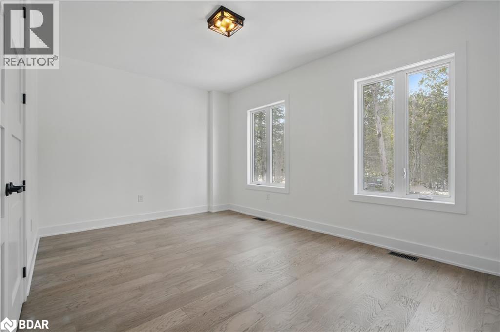 Photo 32 of 48 Iroquois Crescent, Tiny ON