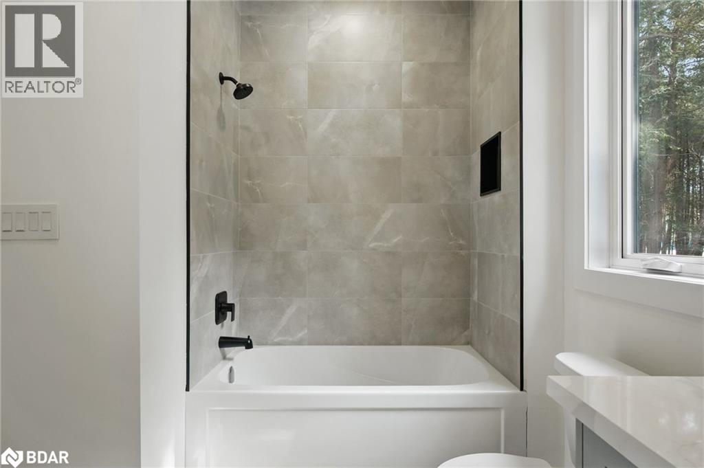 Photo 34 of 48 Iroquois Crescent, Tiny ON