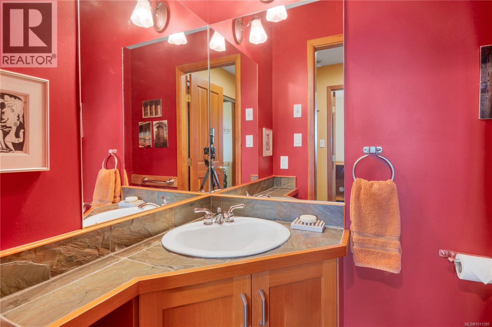 1418 Schooner Rd, Quadra Island