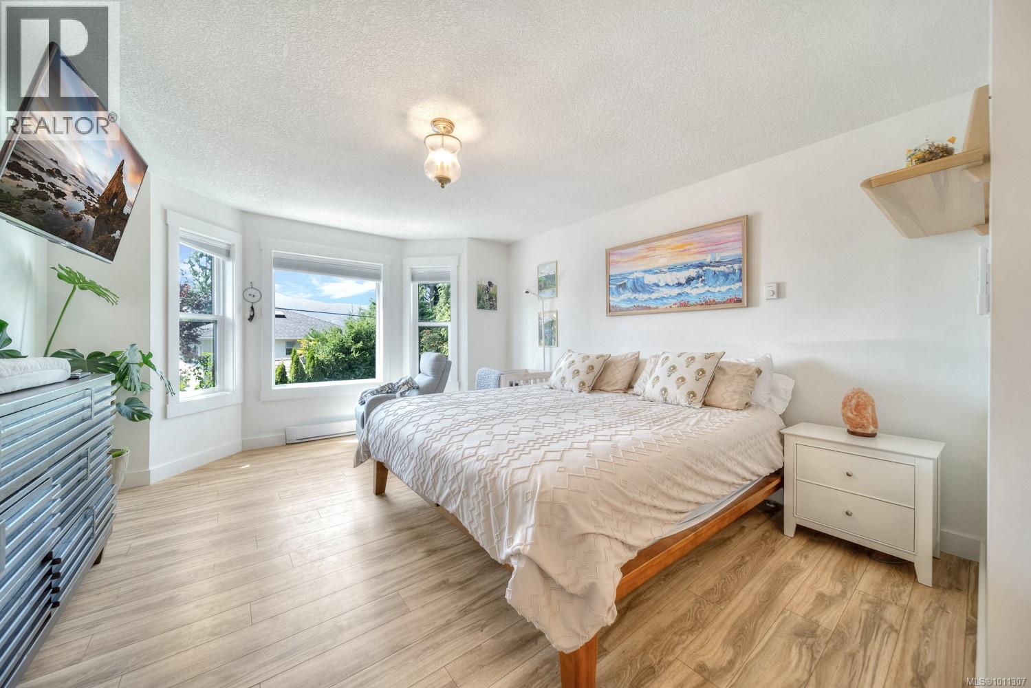 Photo 3 of 191 Summit Dr, Nanaimo BC