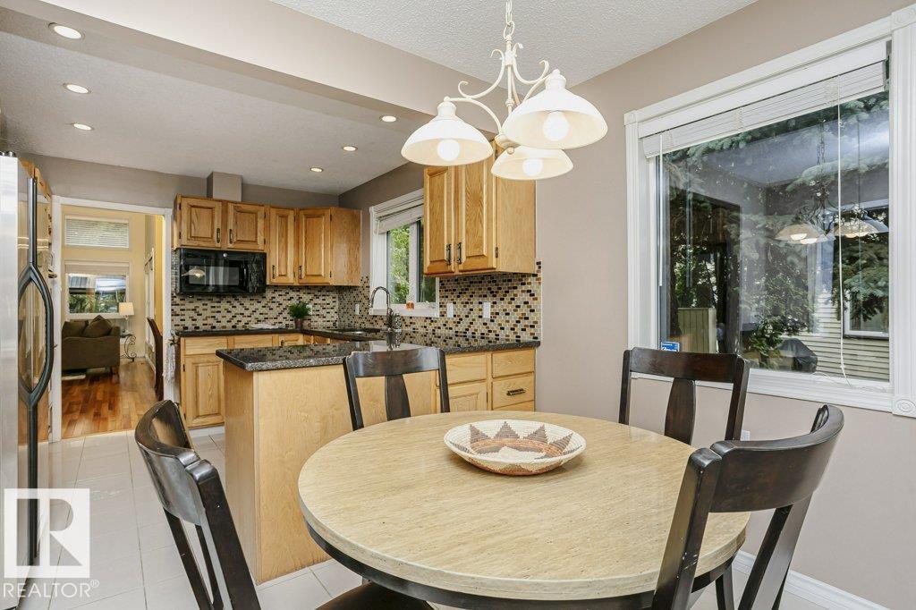 Photo 10 of 1027 109 St Nw, Edmonton AB