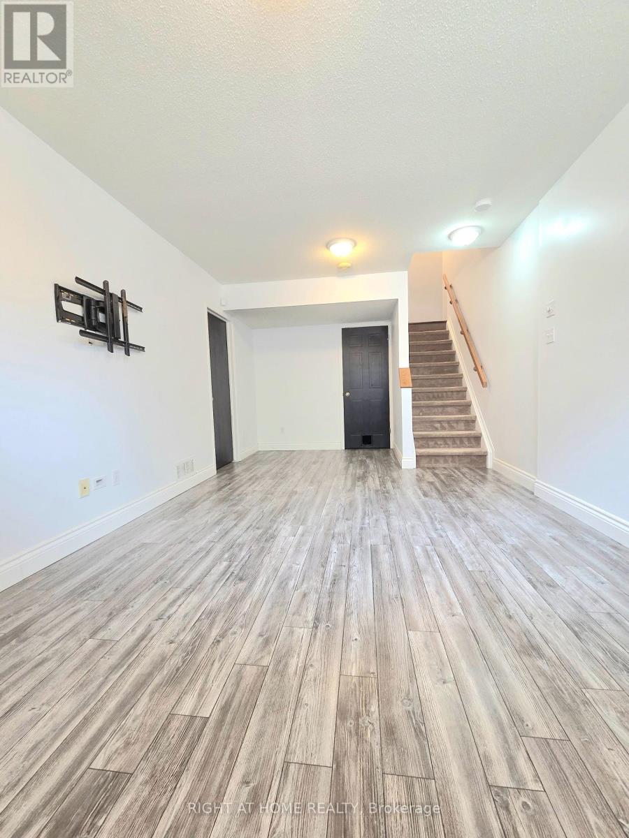 Photo 12 of 232 Meadowbreeze Drive, Ottawa ON