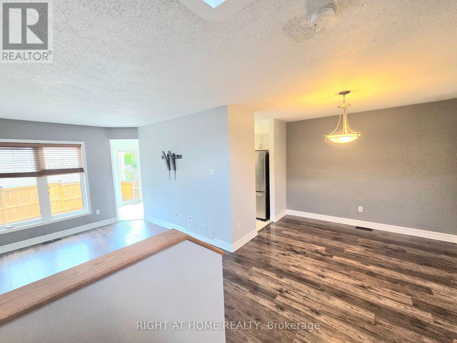 Photo 2 of 232 Meadowbreeze Drive, Ottawa ON