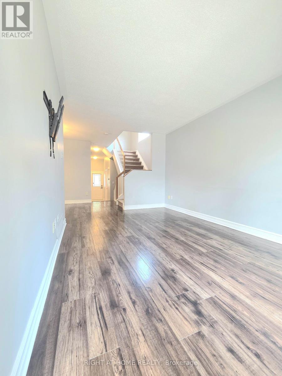 Photo 14 of 232 Meadowbreeze Drive, Ottawa ON