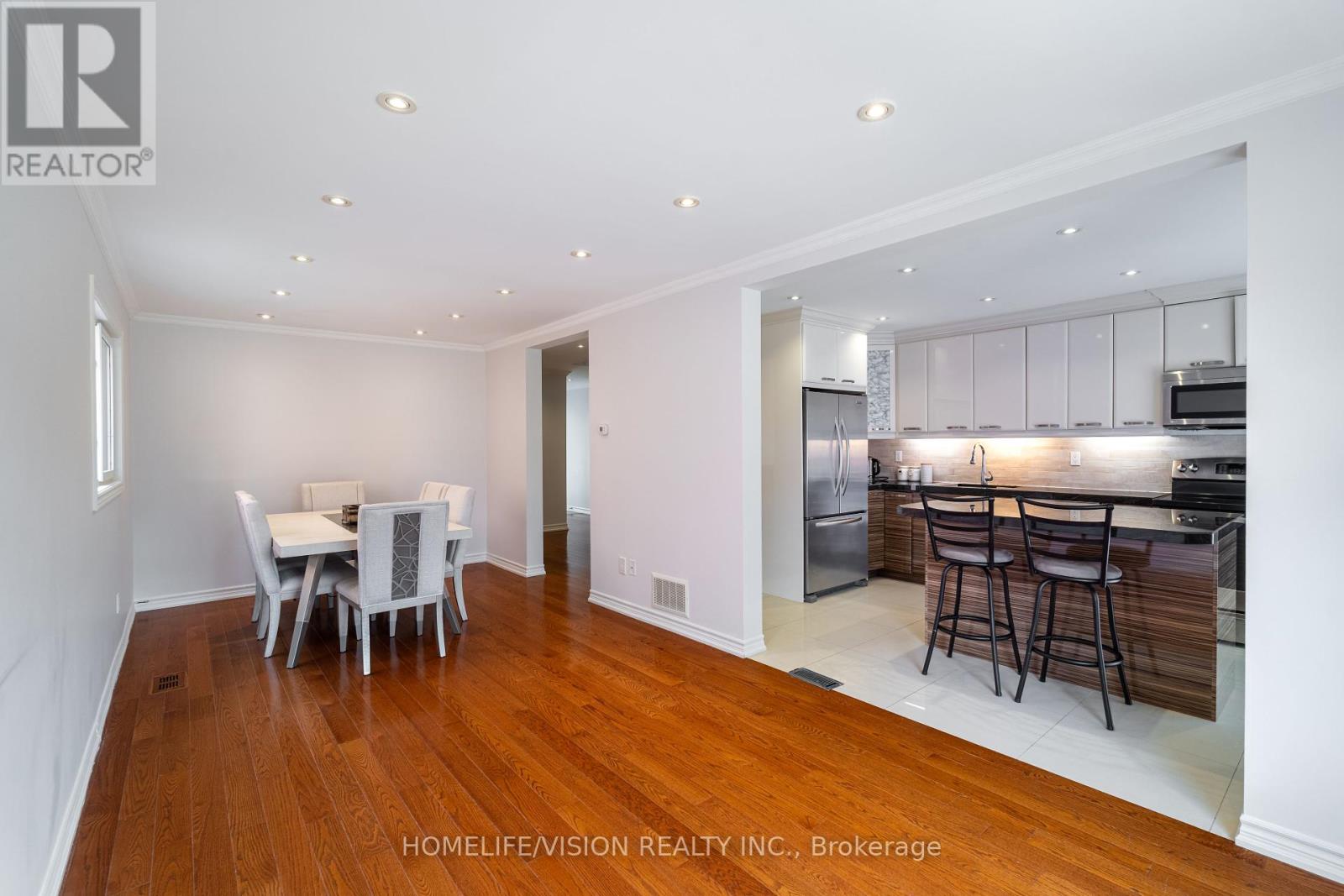 Photo 27 of 32 Mountfield Crescent, Vaughan ON