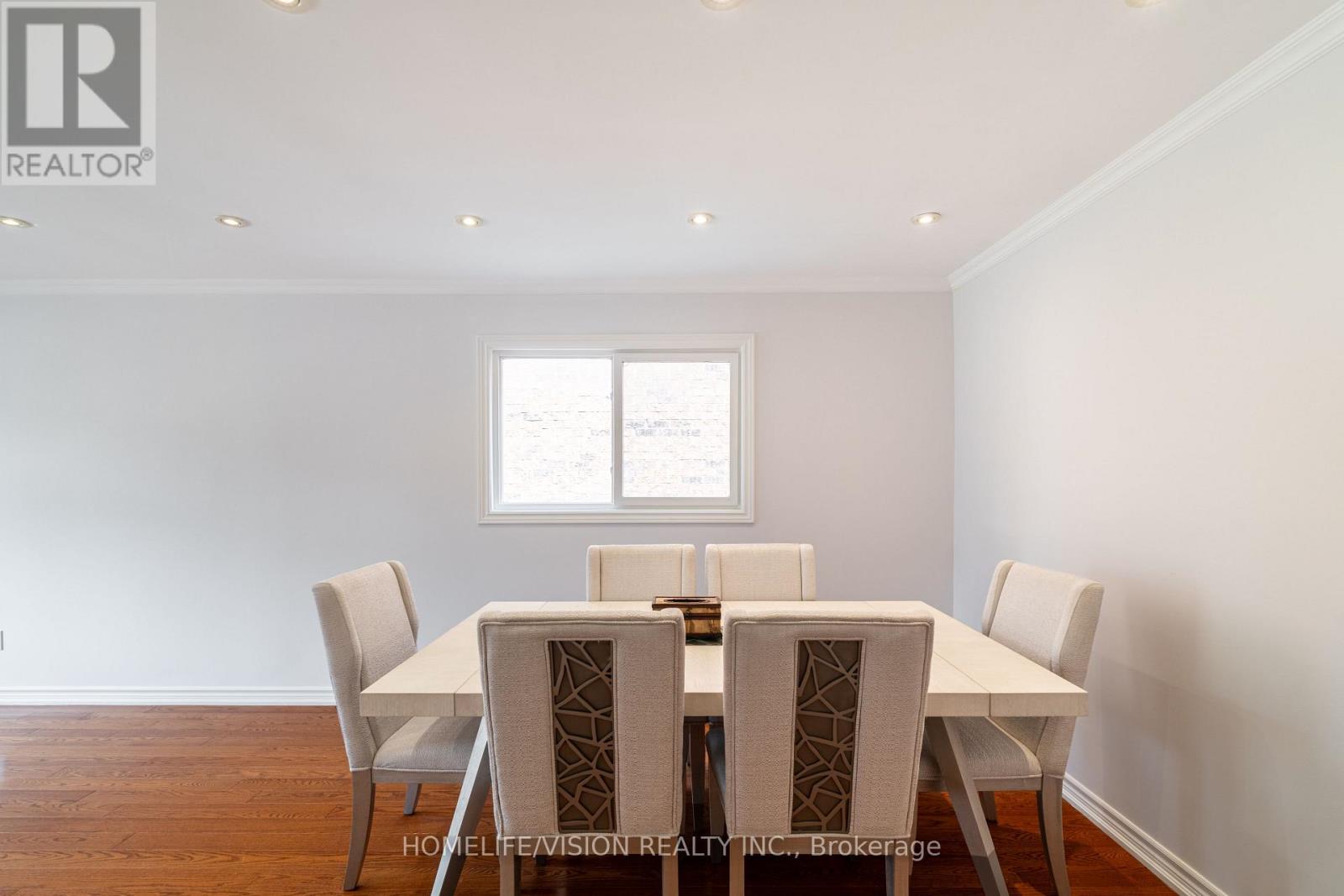 Photo 3 of 32 Mountfield Crescent, Vaughan ON