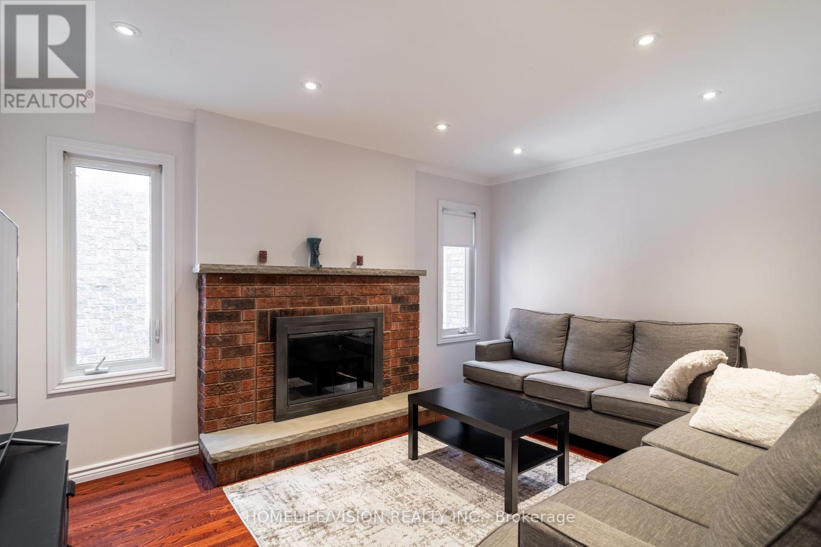 Photo 12 of 32 Mountfield Crescent, Vaughan ON