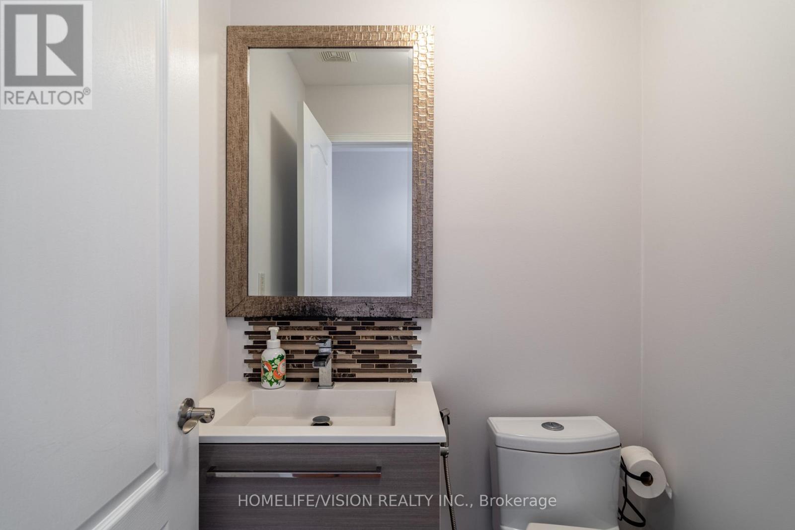 Photo 14 of 32 Mountfield Crescent, Vaughan ON