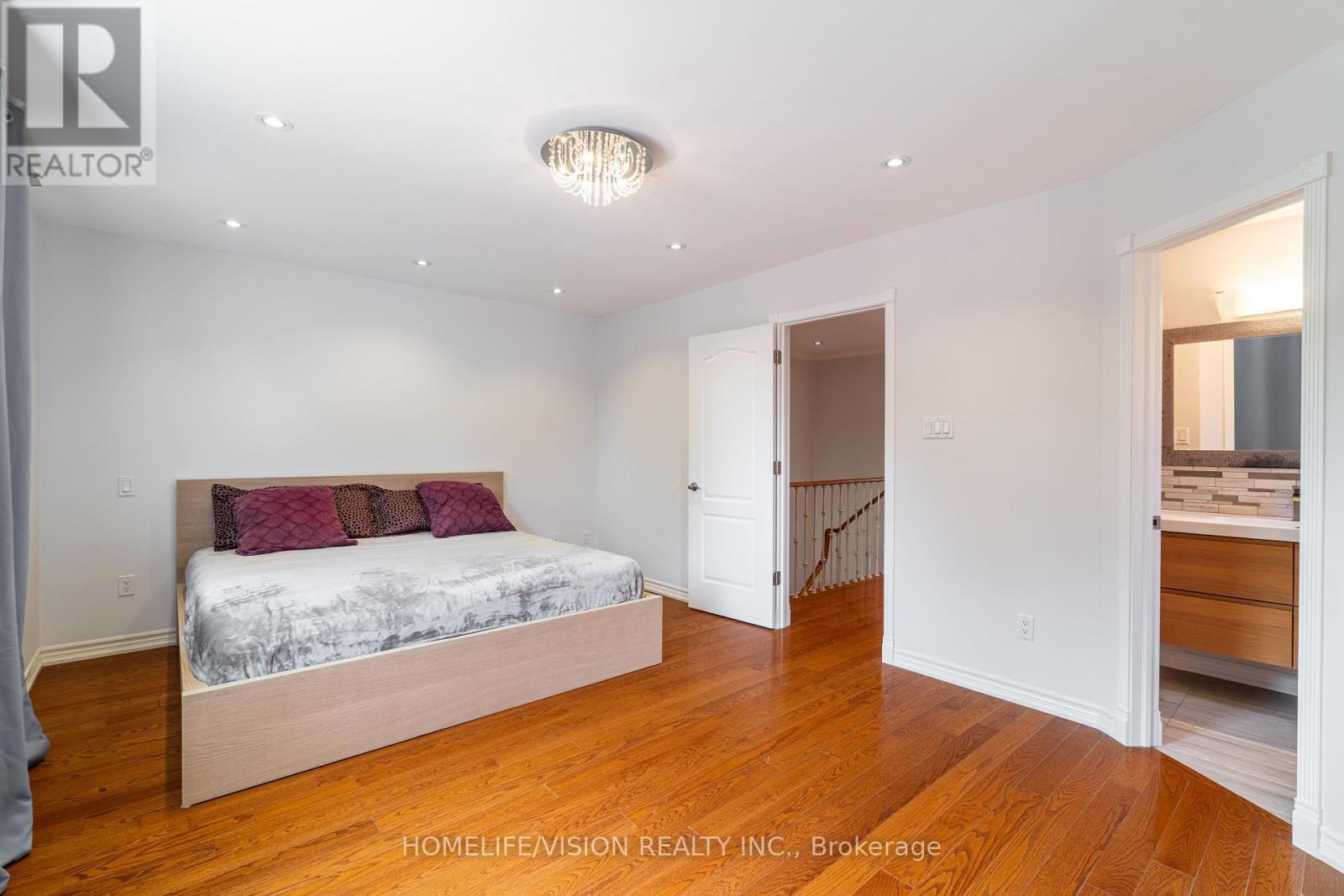 Photo 40 of 32 Mountfield Crescent, Vaughan ON