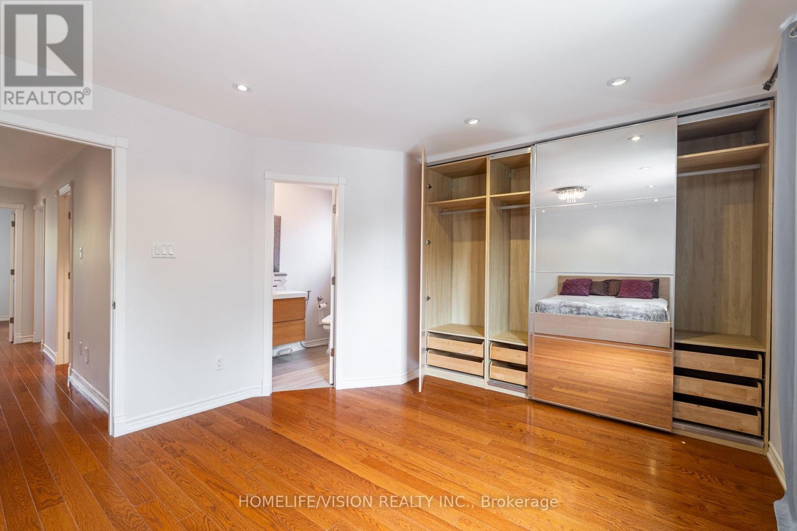 Photo 33 of 32 Mountfield Crescent, Vaughan ON
