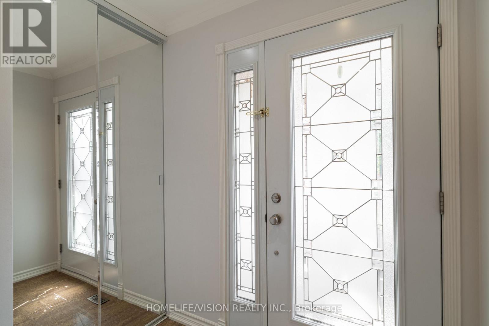 Photo 11 of 32 Mountfield Crescent, Vaughan ON