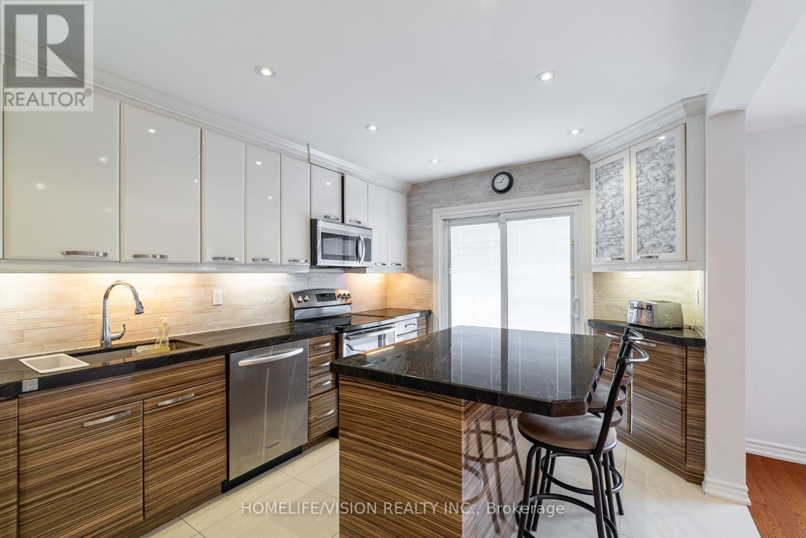 Photo 9 of 32 Mountfield Crescent, Vaughan ON