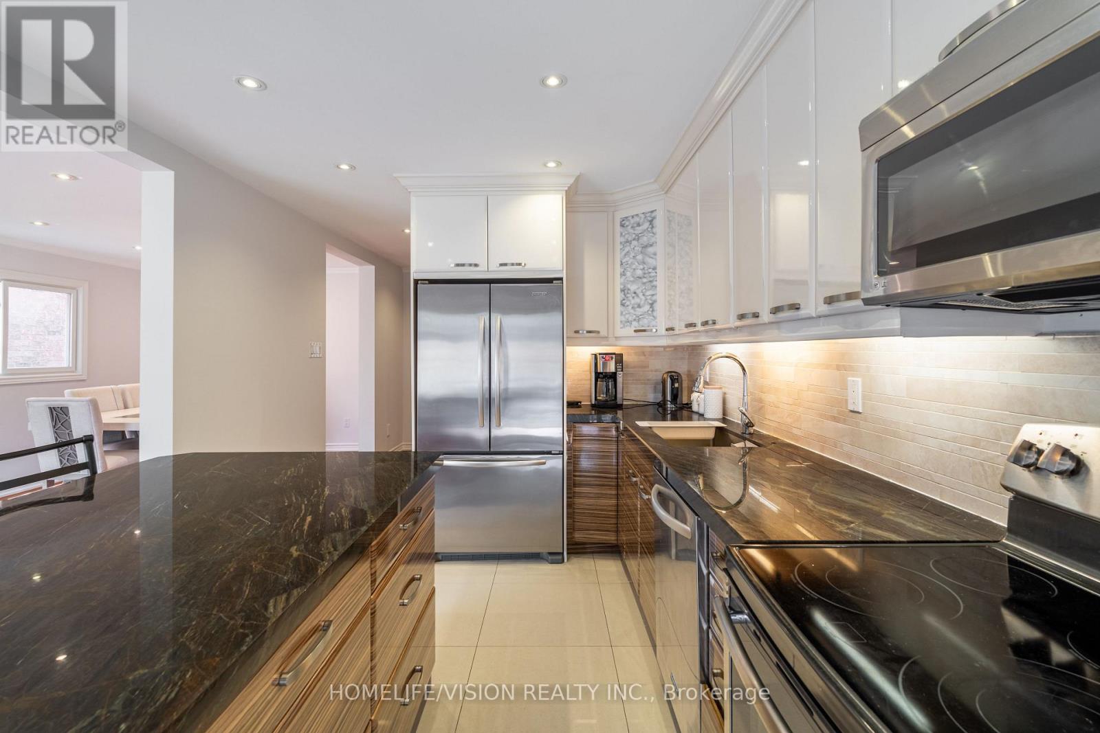 Photo 10 of 32 Mountfield Crescent, Vaughan ON