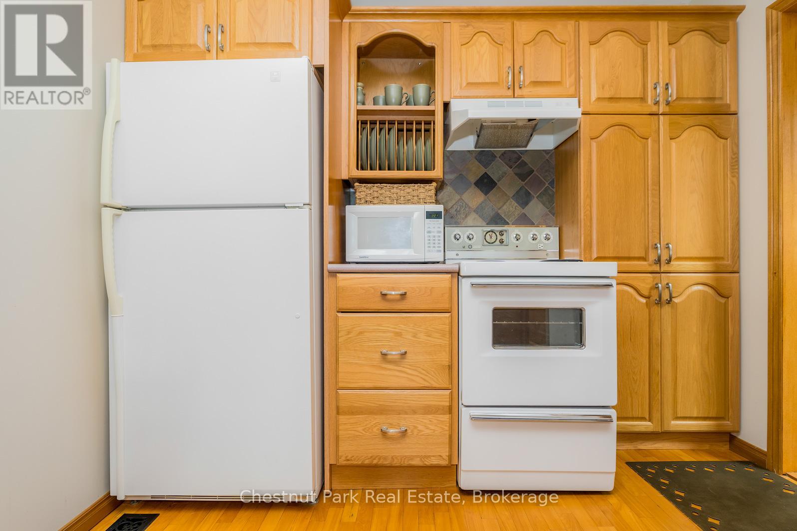 Photo 39 of 169 Walnut Street, Collingwood ON