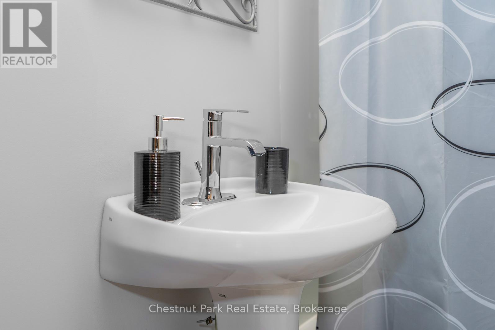 Photo 15 of 169 Walnut Street, Collingwood ON