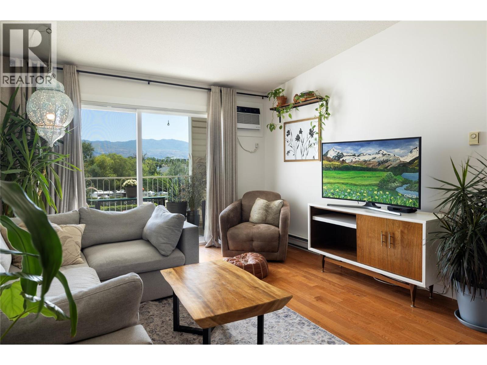 Photo 2 of 3160 Casorso Road Unit 404, Kelowna BC