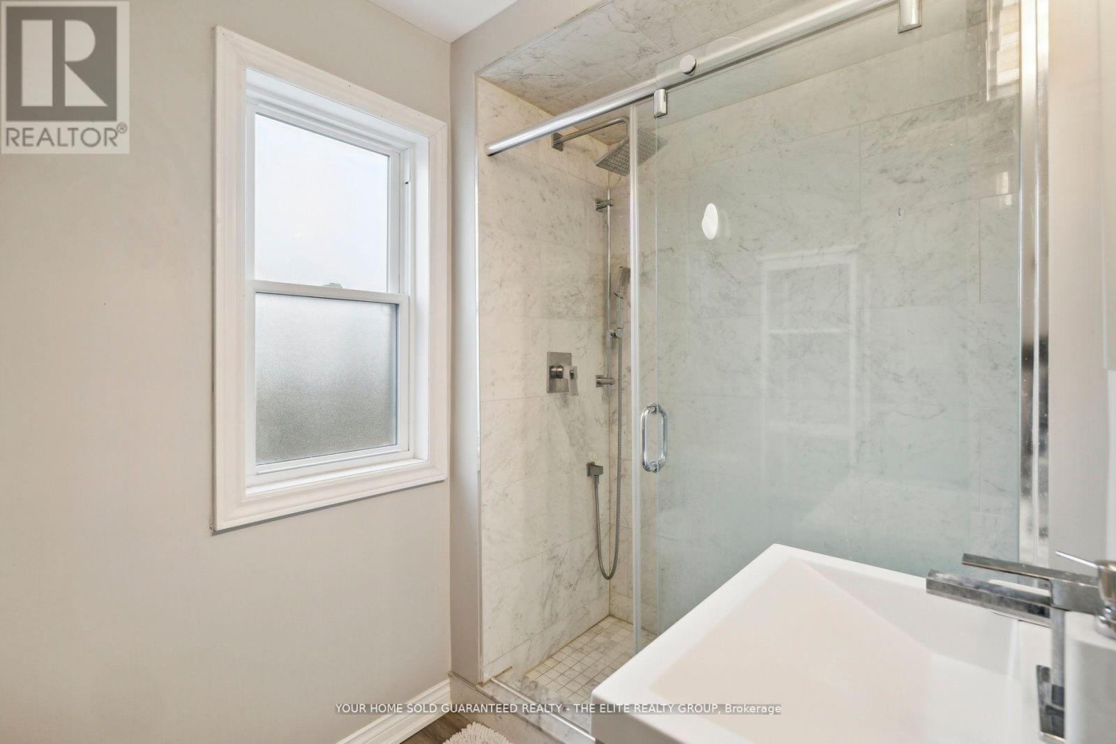 Photo 2 of 167 Balsam Avenue N, Hamilton ON