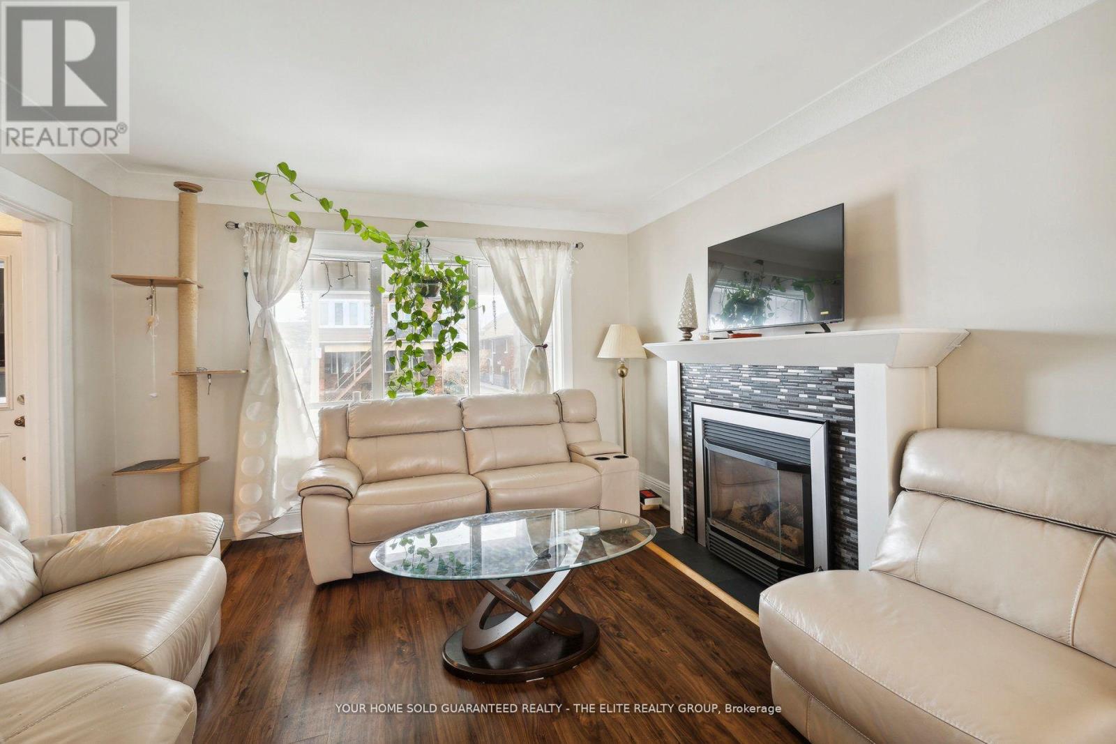 Photo 3 of 167 Balsam Avenue N, Hamilton ON
