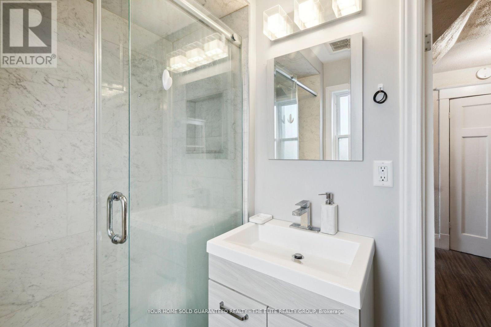 Photo 7 of 167 Balsam Avenue N, Hamilton ON