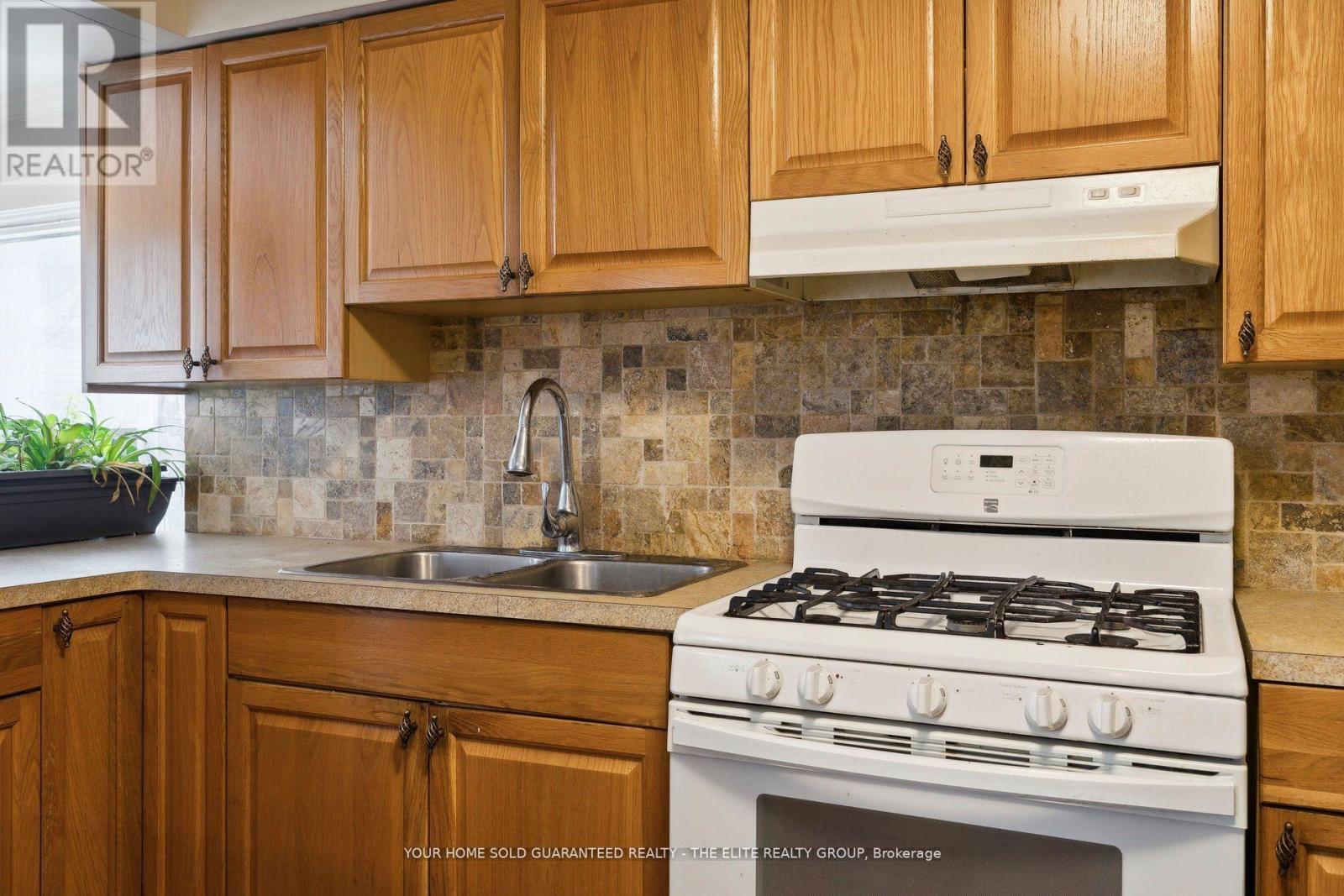 Photo 9 of 167 Balsam Avenue N, Hamilton ON