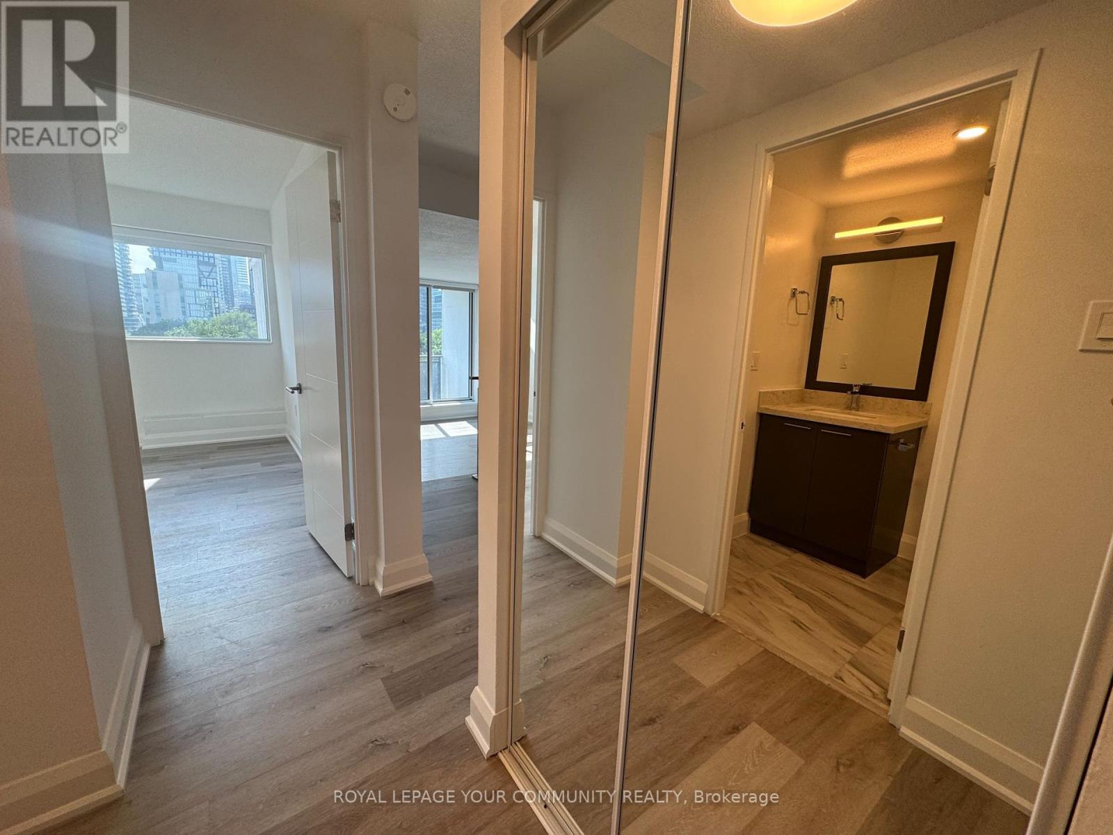 Photo 4 of 0819 191 Sherbourne Street, Toronto ON