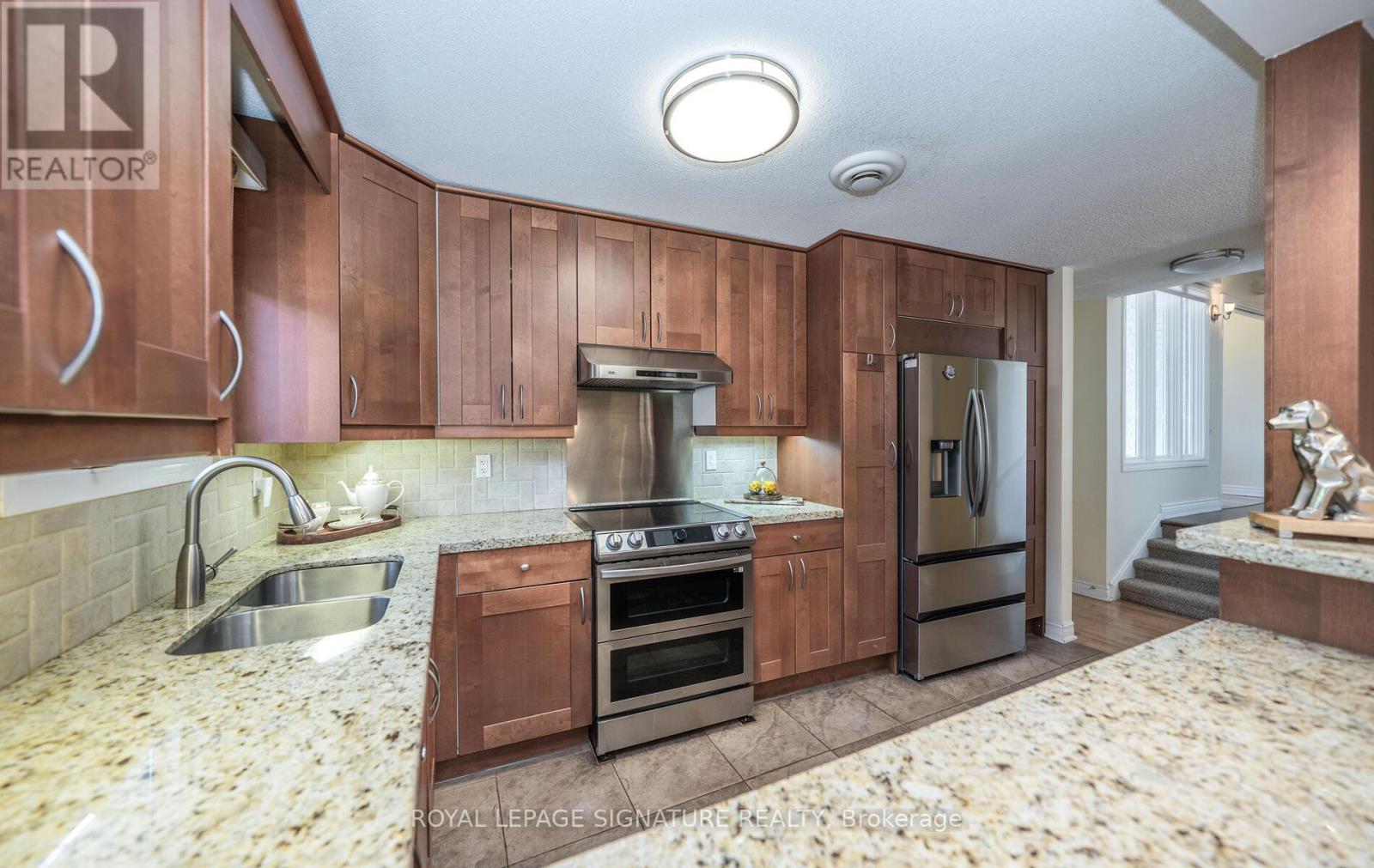 Photo 2 of 2098 Pharmacy Avenue, Toronto ON