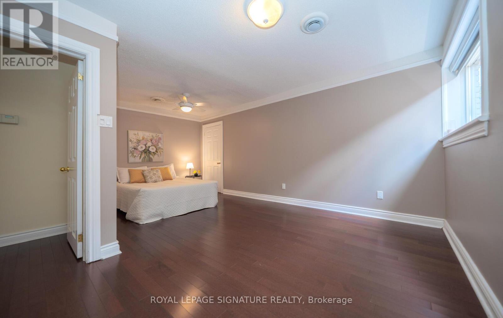 Photo 4 of 2098 Pharmacy Avenue, Toronto ON
