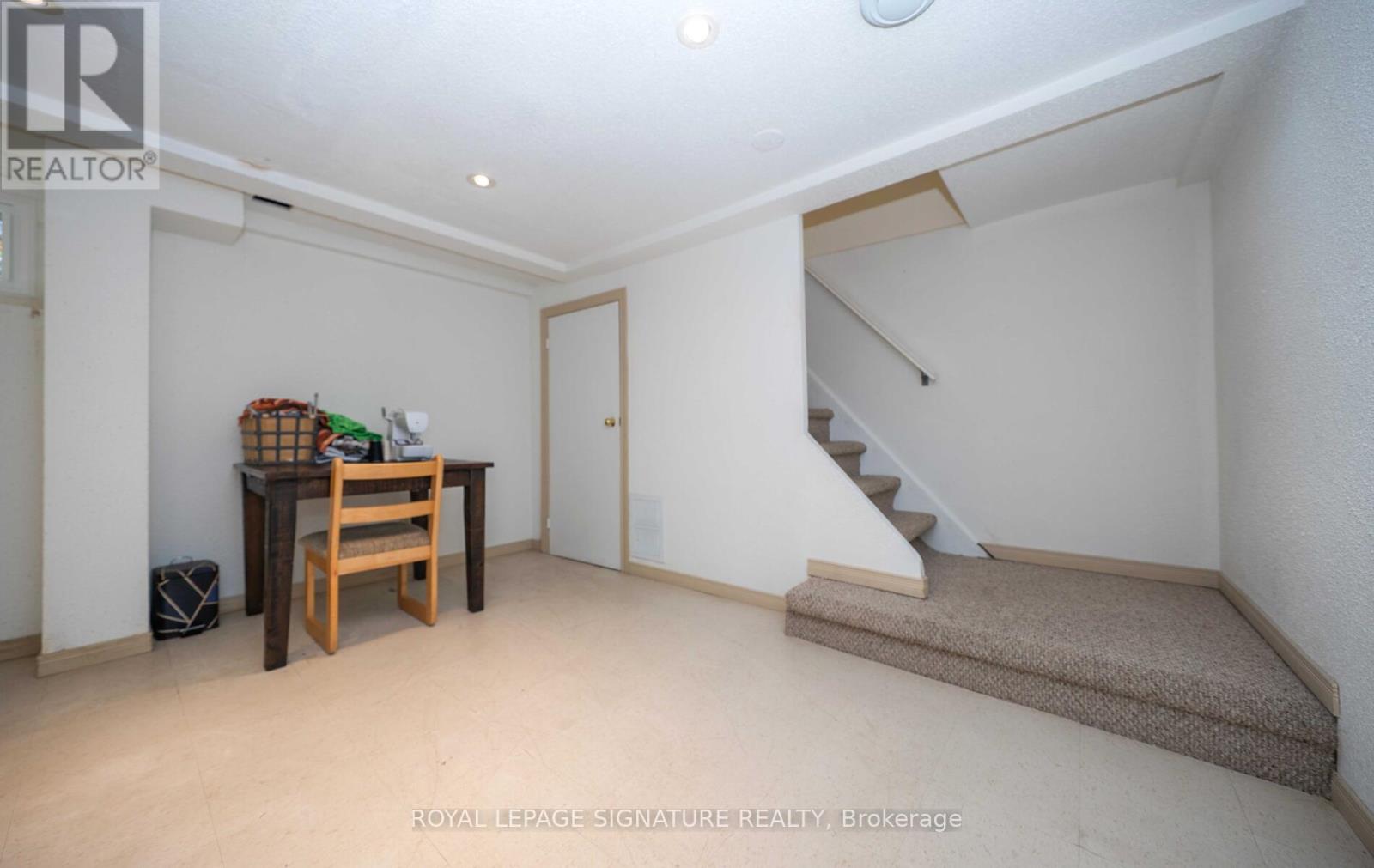 Photo 10 of 2098 Pharmacy Avenue, Toronto ON