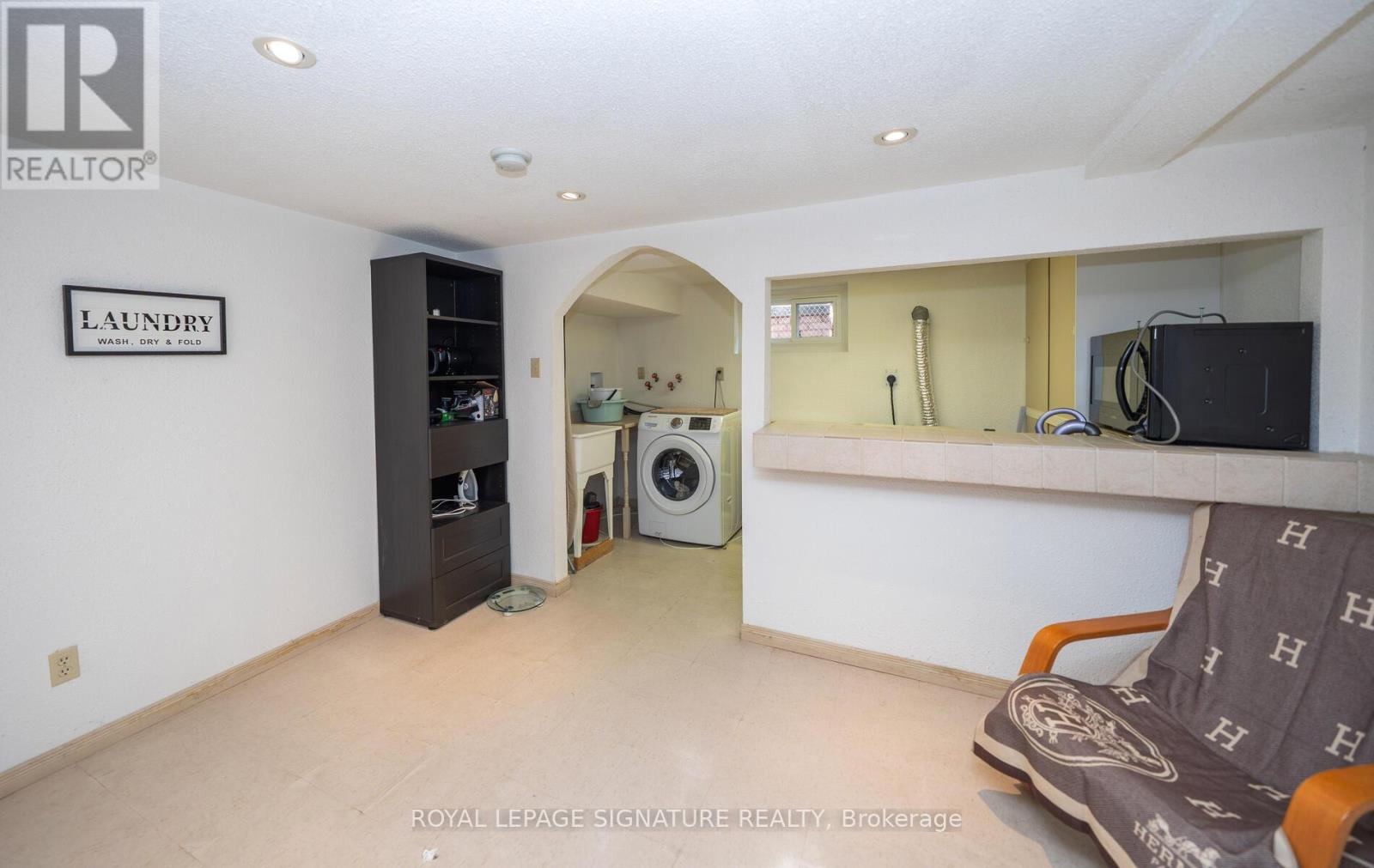 Photo 11 of 2098 Pharmacy Avenue, Toronto ON