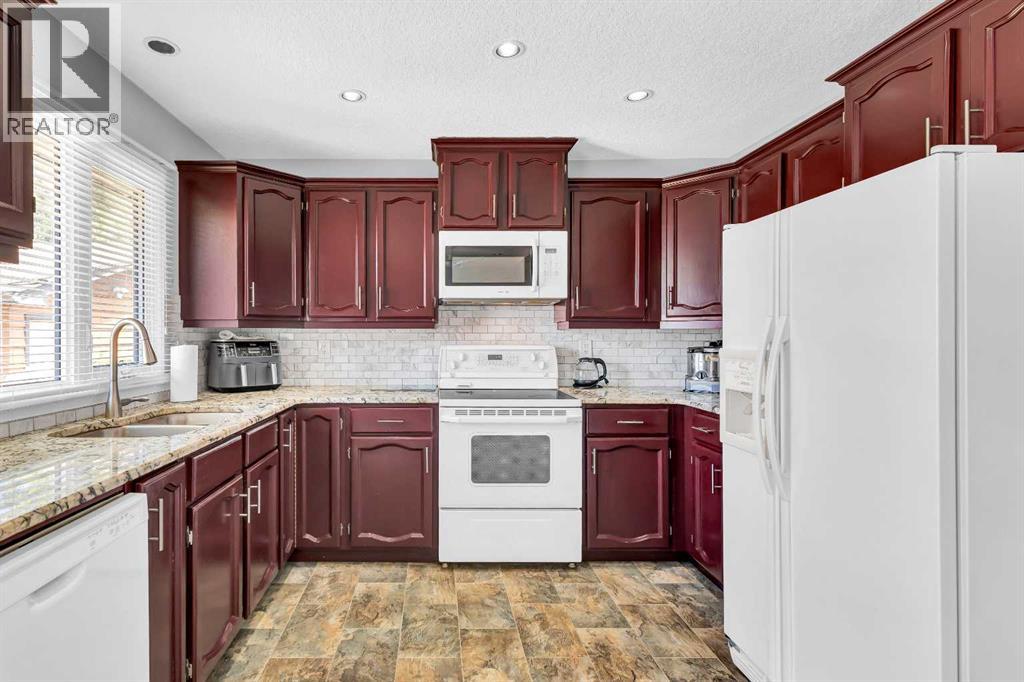 Single Family House 4 Level for Sale in  Templeton Road NE Temple Calgary 