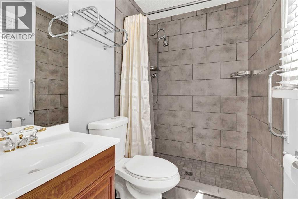 Single Family House 4 Level for Sale in  Templeton Road NE Temple Calgary 
