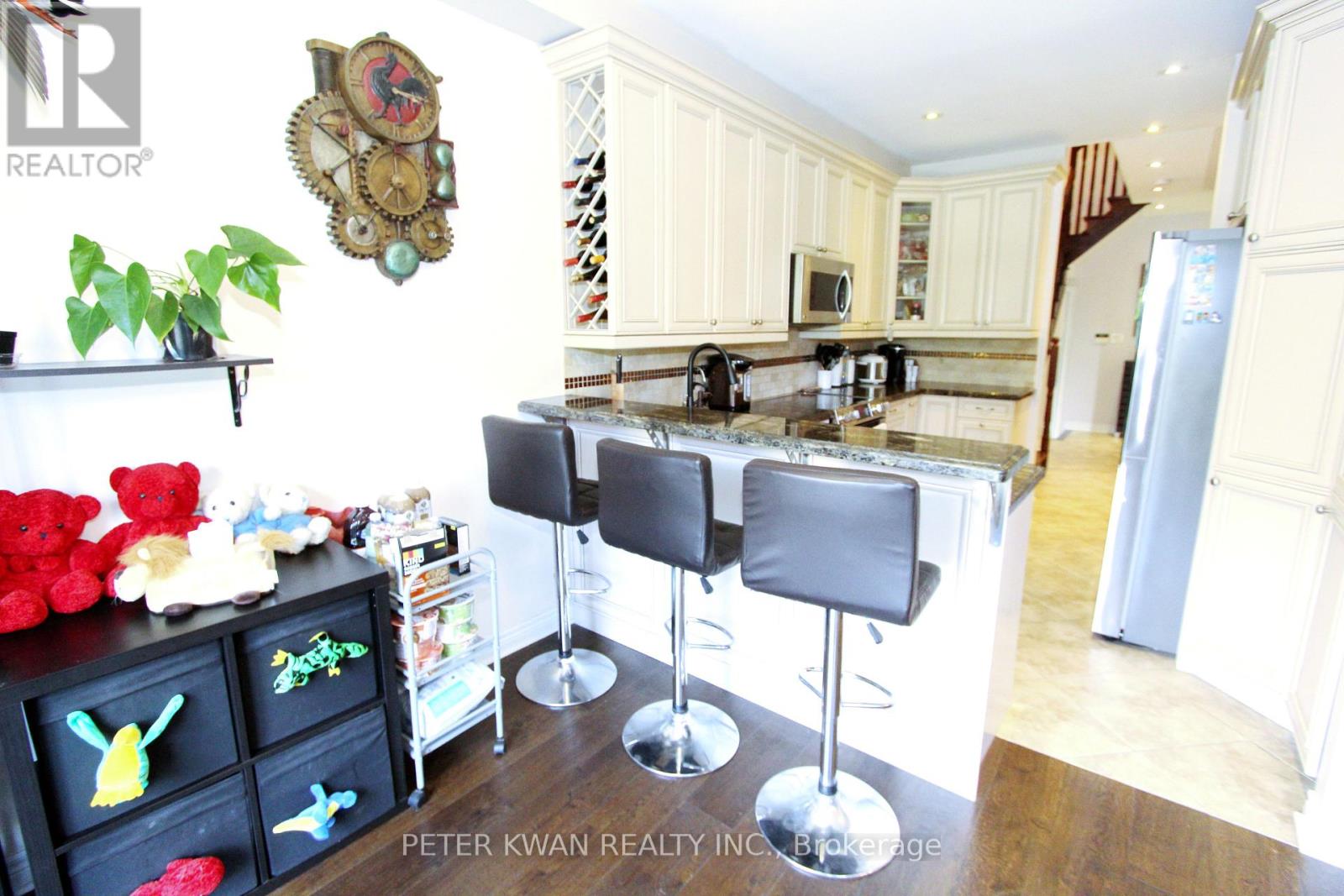 Photo 8 of 121 Warbler Avenue, Vaughan ON