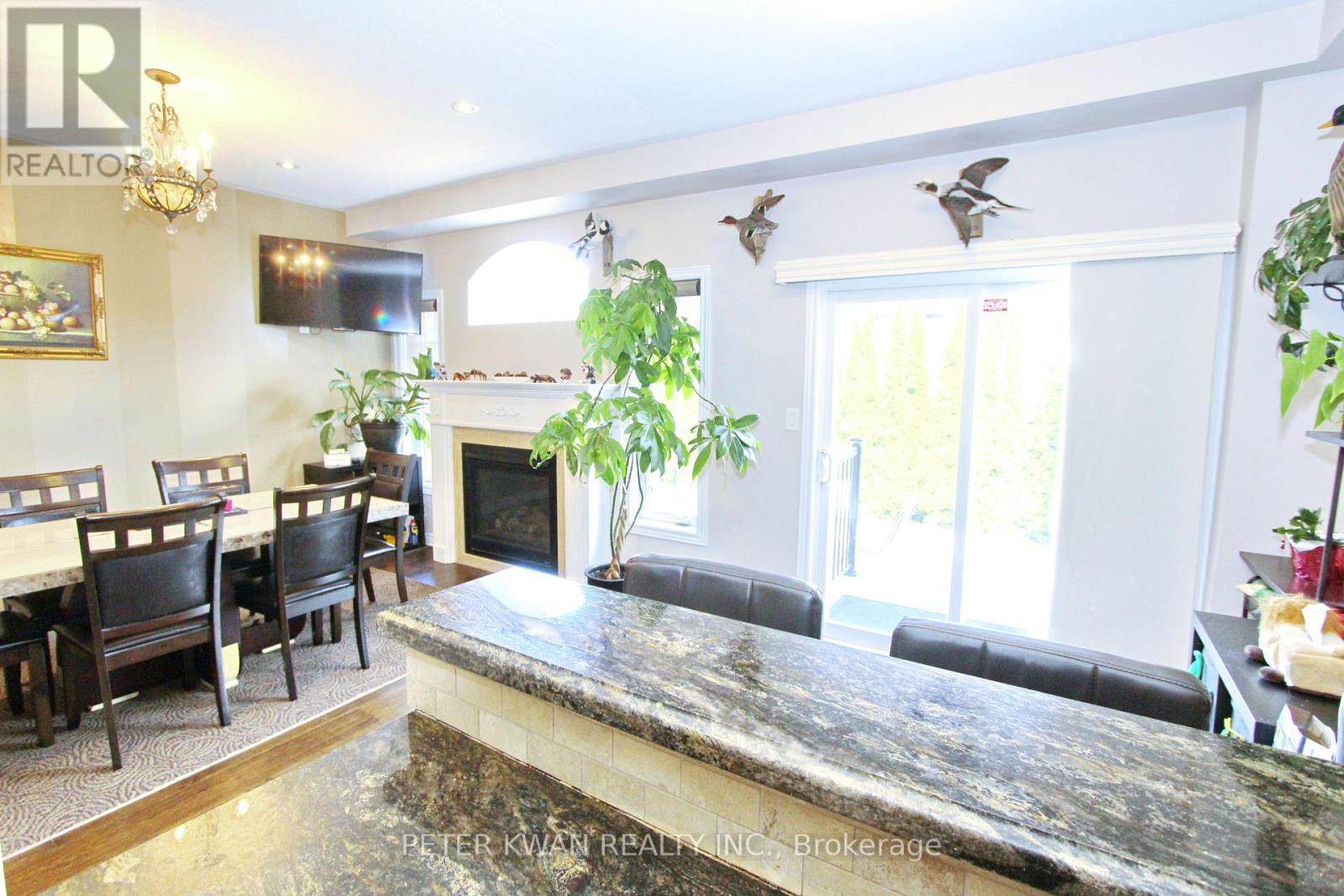 Photo 10 of 121 Warbler Avenue, Vaughan ON