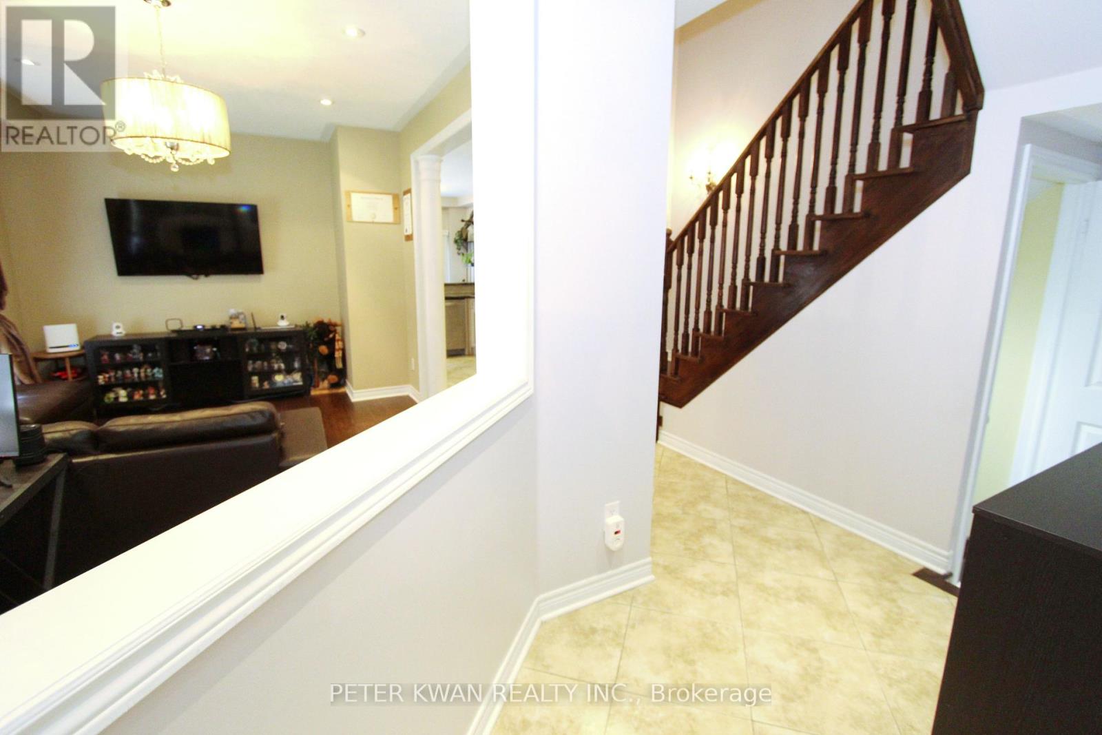 Photo 11 of 121 Warbler Avenue, Vaughan ON
