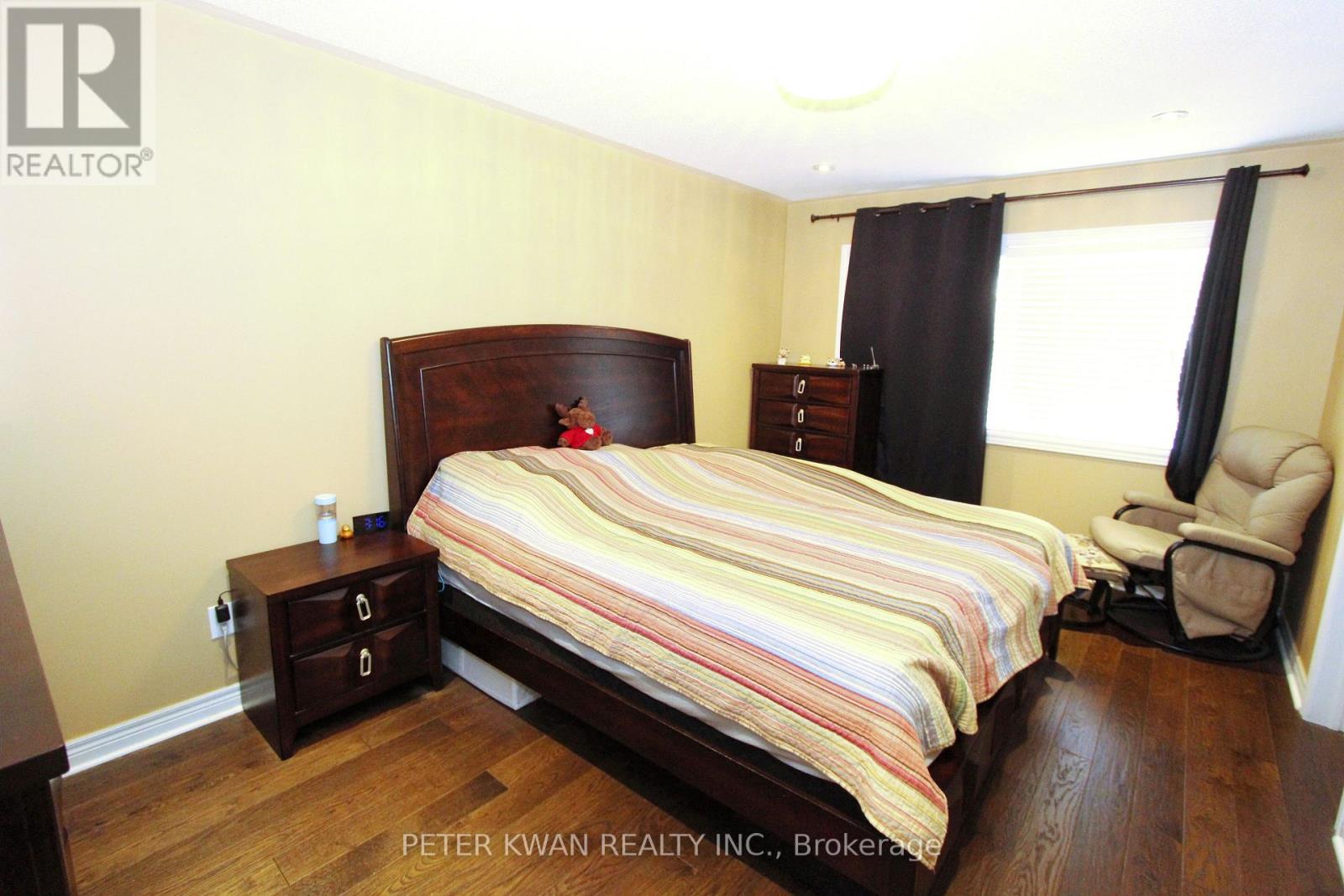 Photo 5 of 121 Warbler Avenue, Vaughan ON