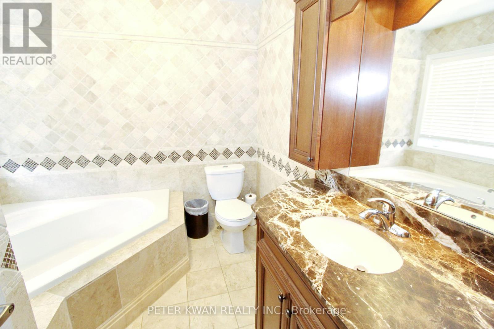 Photo 14 of 121 Warbler Avenue, Vaughan ON
