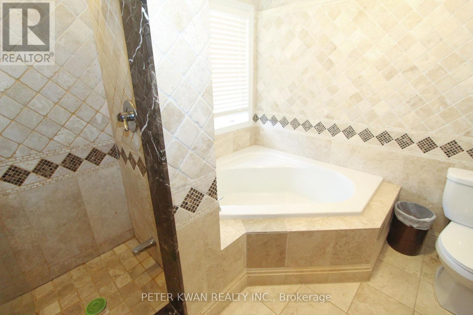 Photo 18 of 121 Warbler Avenue, Vaughan ON